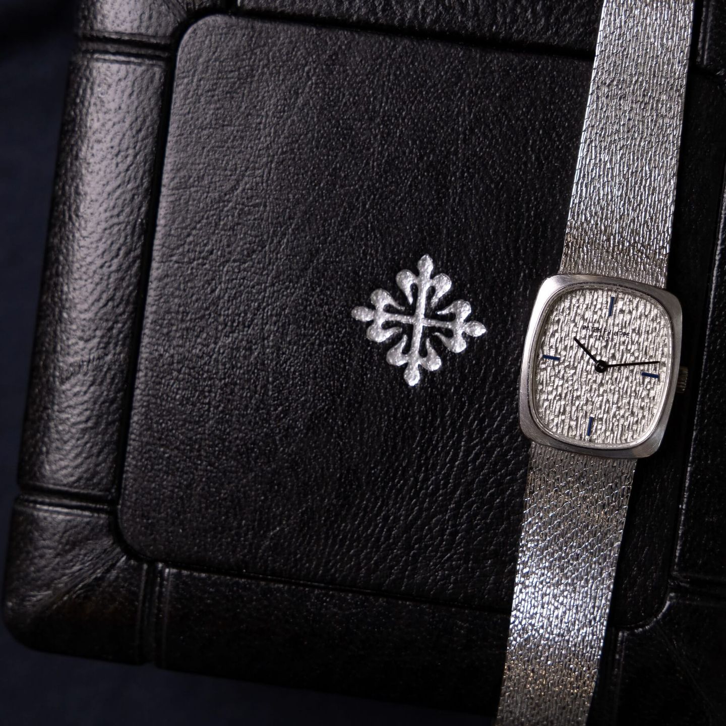 Patek Philippe Golden Ellipse 4107 (1970) - Silver dial 20 mm White Gold case (2/5)