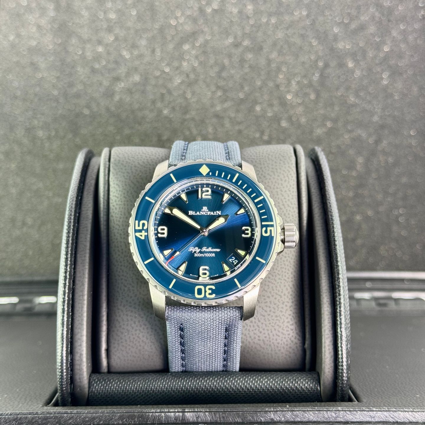 Blancpain Fifty Fathoms 5010 12B40 O52B (2025) - Blue dial 42 mm Titanium case (3/7)