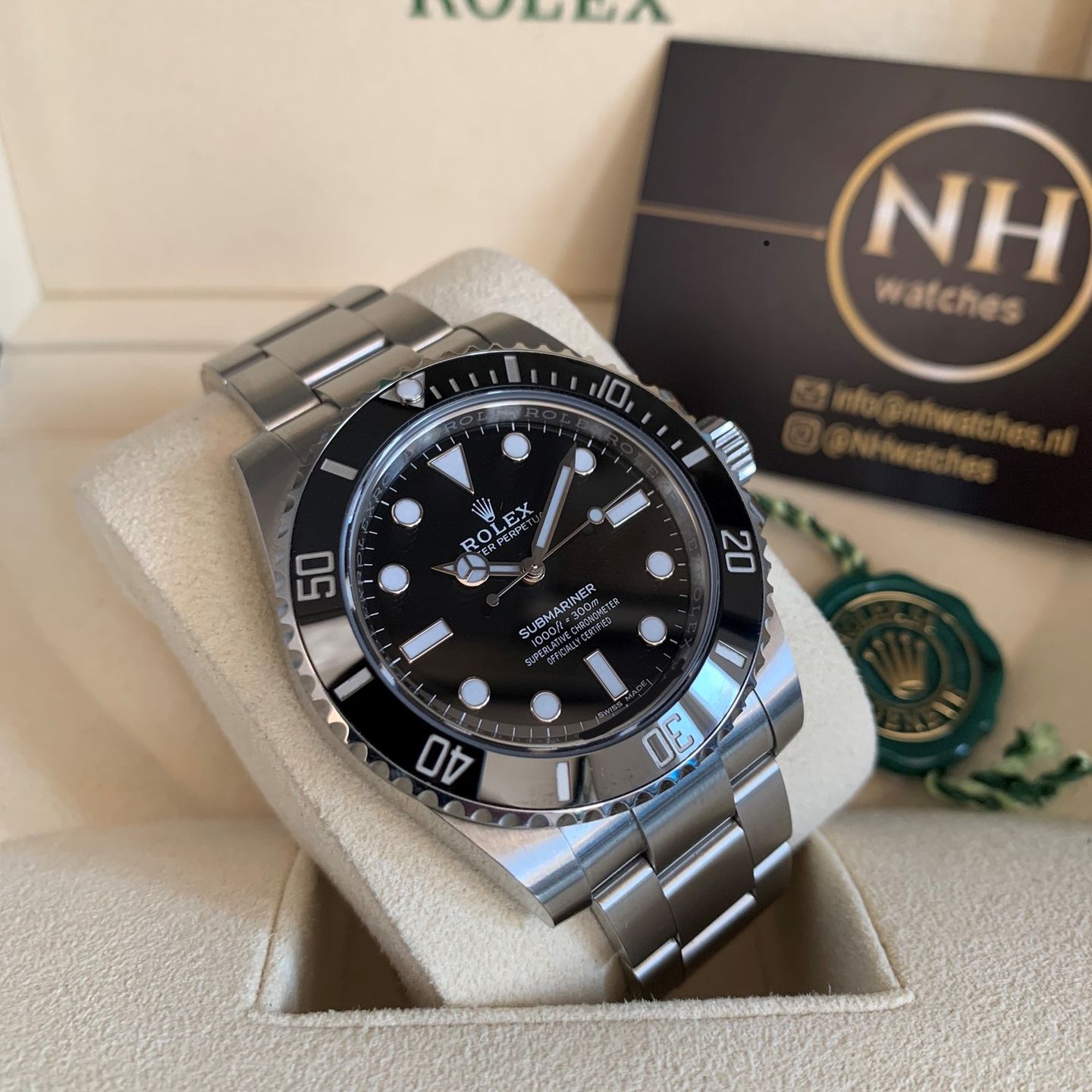 Rolex Submariner No Date 114060 (2019) - Black dial 40 mm Steel case (2/3)
