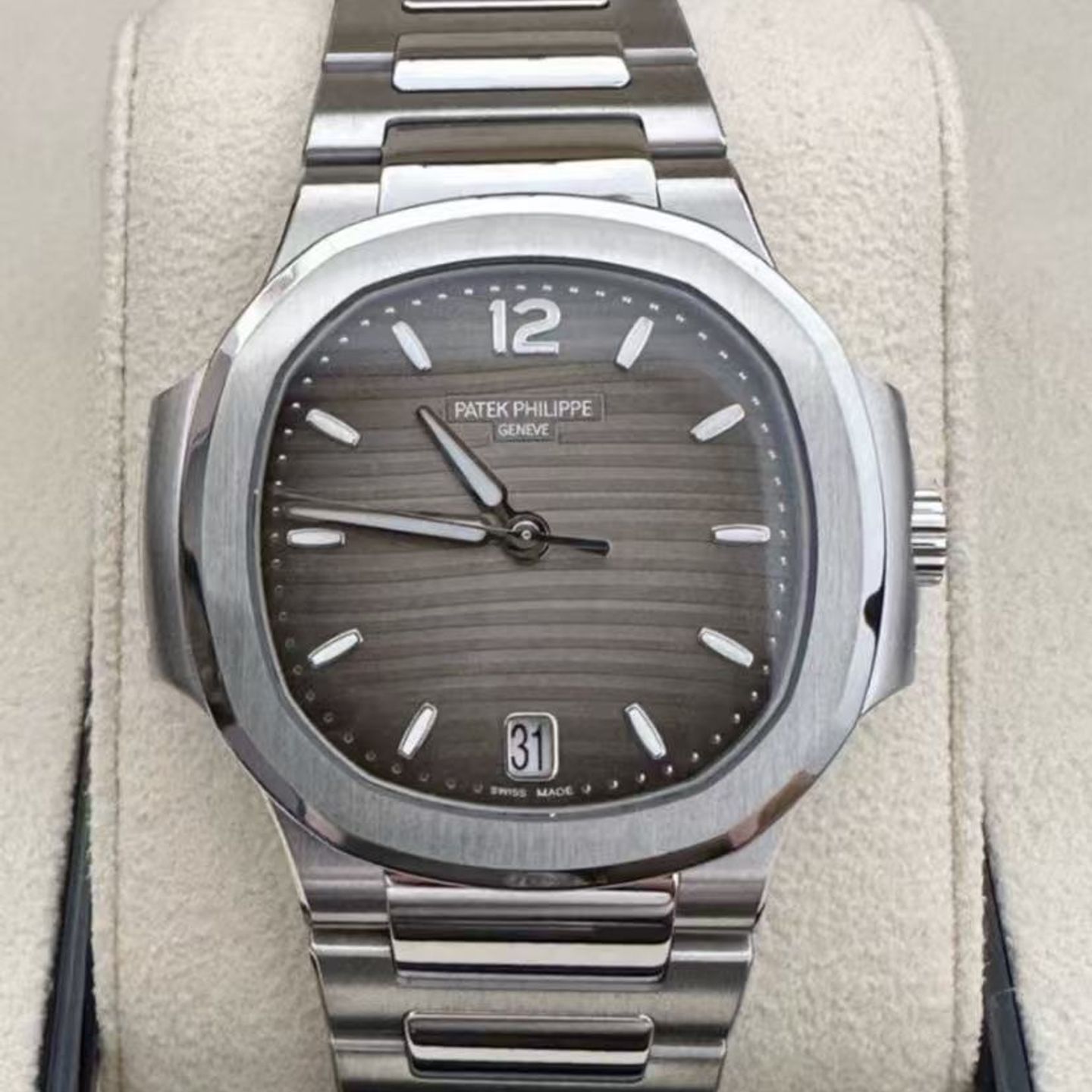 Patek Philippe Nautilus 7118/1A-011 (2024) - Grey dial 35 mm Steel case (1/6)