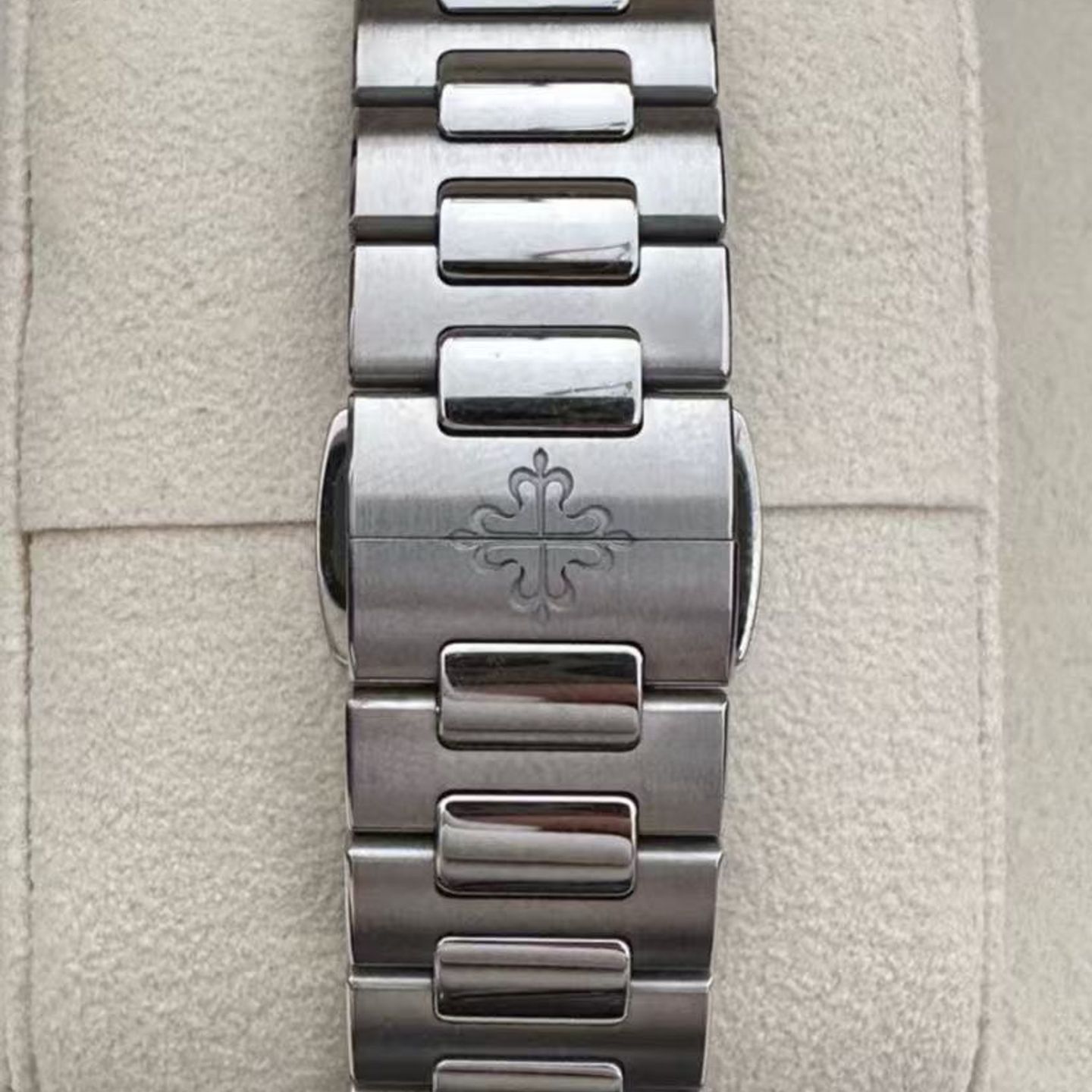 Patek Philippe Nautilus 7118/1A-011 (2024) - Grey dial 35 mm Steel case (4/6)