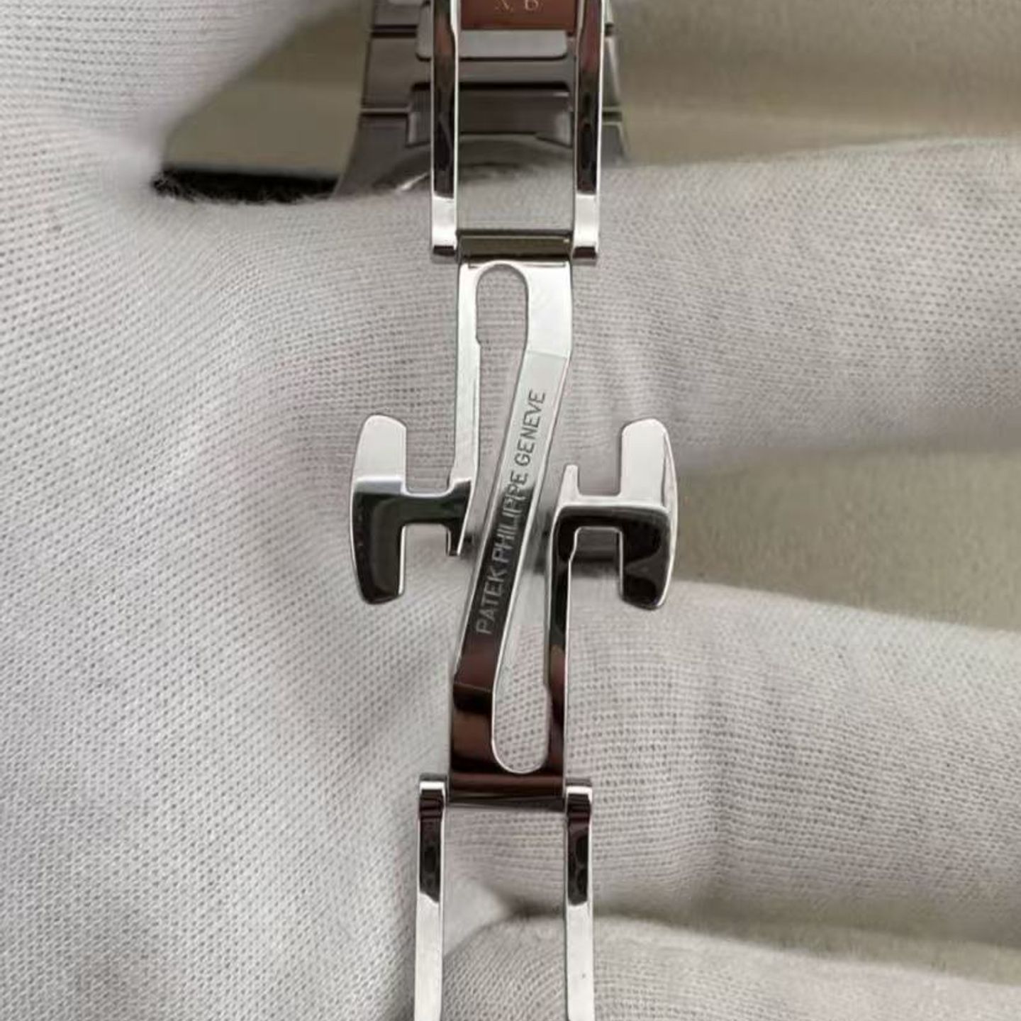 Patek Philippe Nautilus 7118/1A-011 (2024) - Grey dial 35 mm Steel case (3/6)