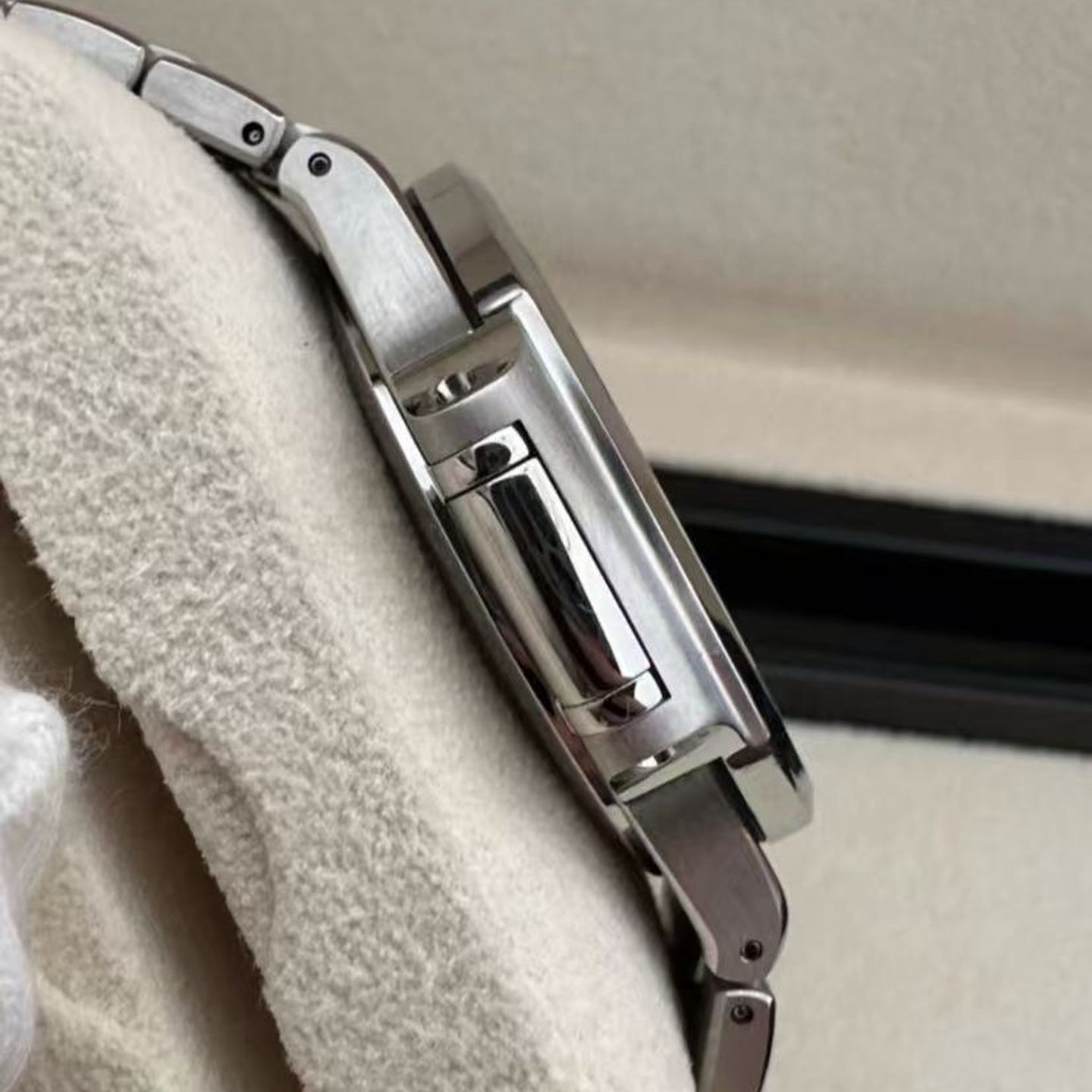 Patek Philippe Nautilus 7118/1A-011 (2024) - Grey dial 35 mm Steel case (2/6)