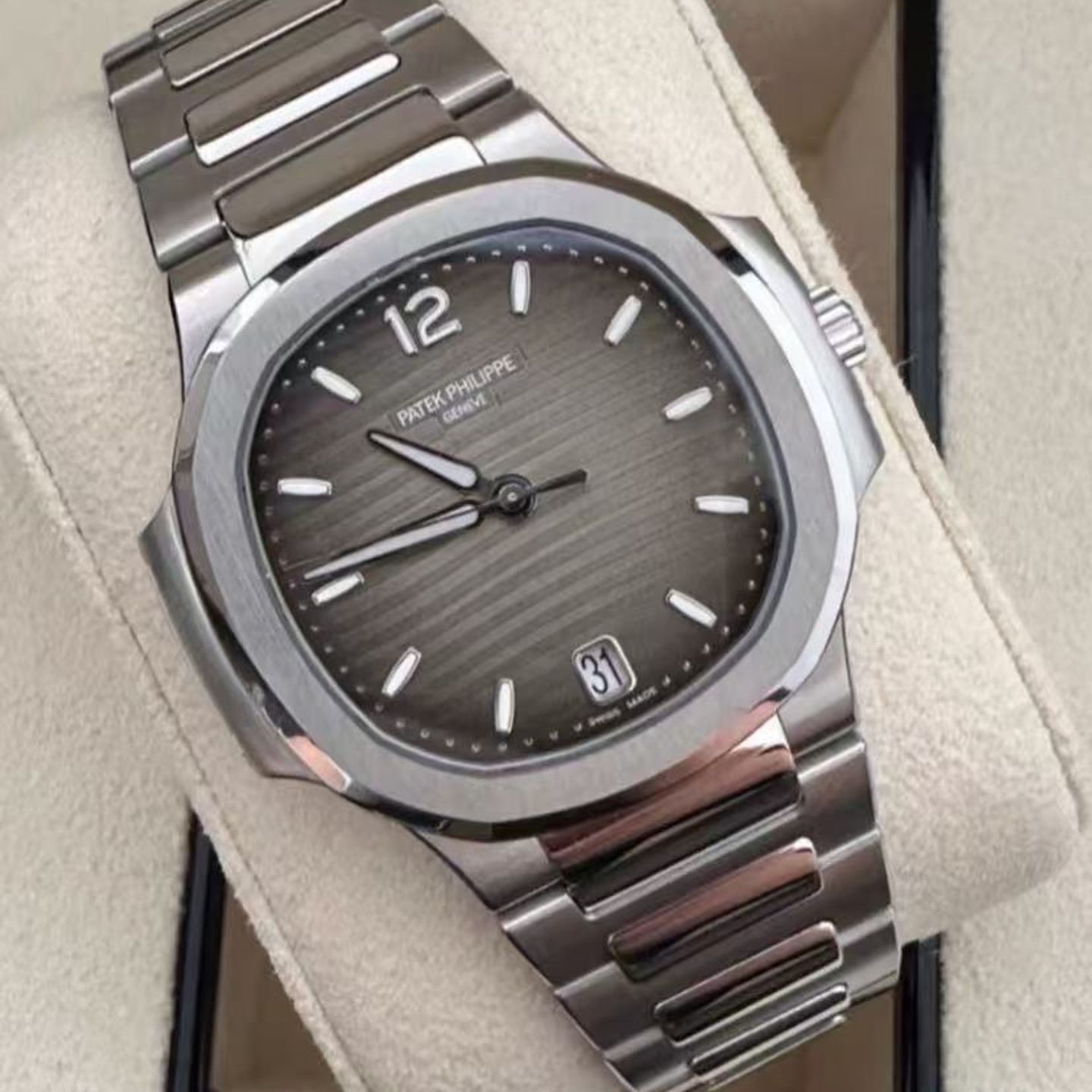 Patek Philippe Nautilus 7118/1A-011 (2024) - Grey dial 35 mm Steel case (6/6)
