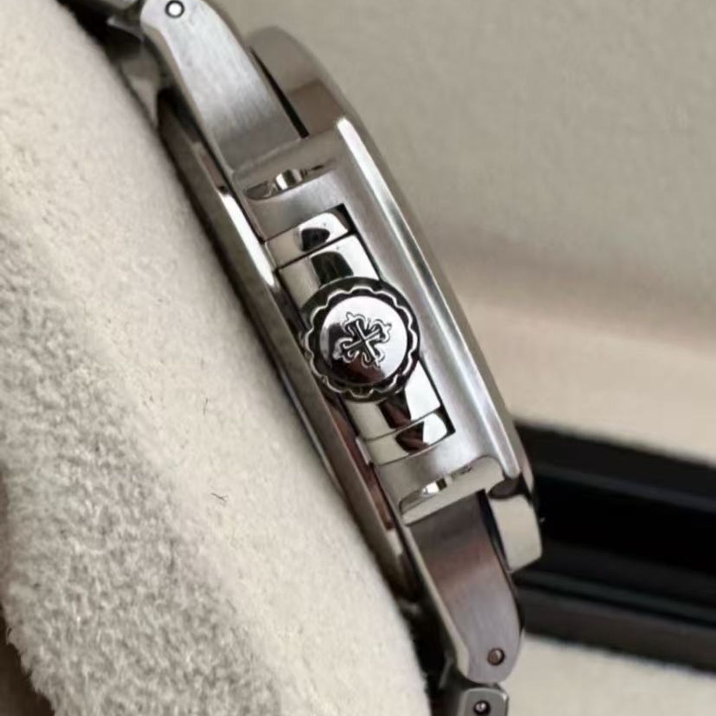 Patek Philippe Nautilus 7118/1A-011 (2024) - Grey dial 35 mm Steel case (5/6)