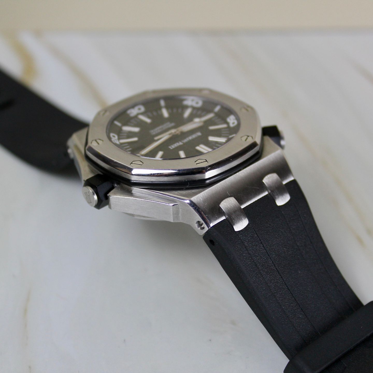 Audemars Piguet Royal Oak Offshore Diver 15710ST (Unknown (random serial)) - White dial 42 mm Steel case (4/8)