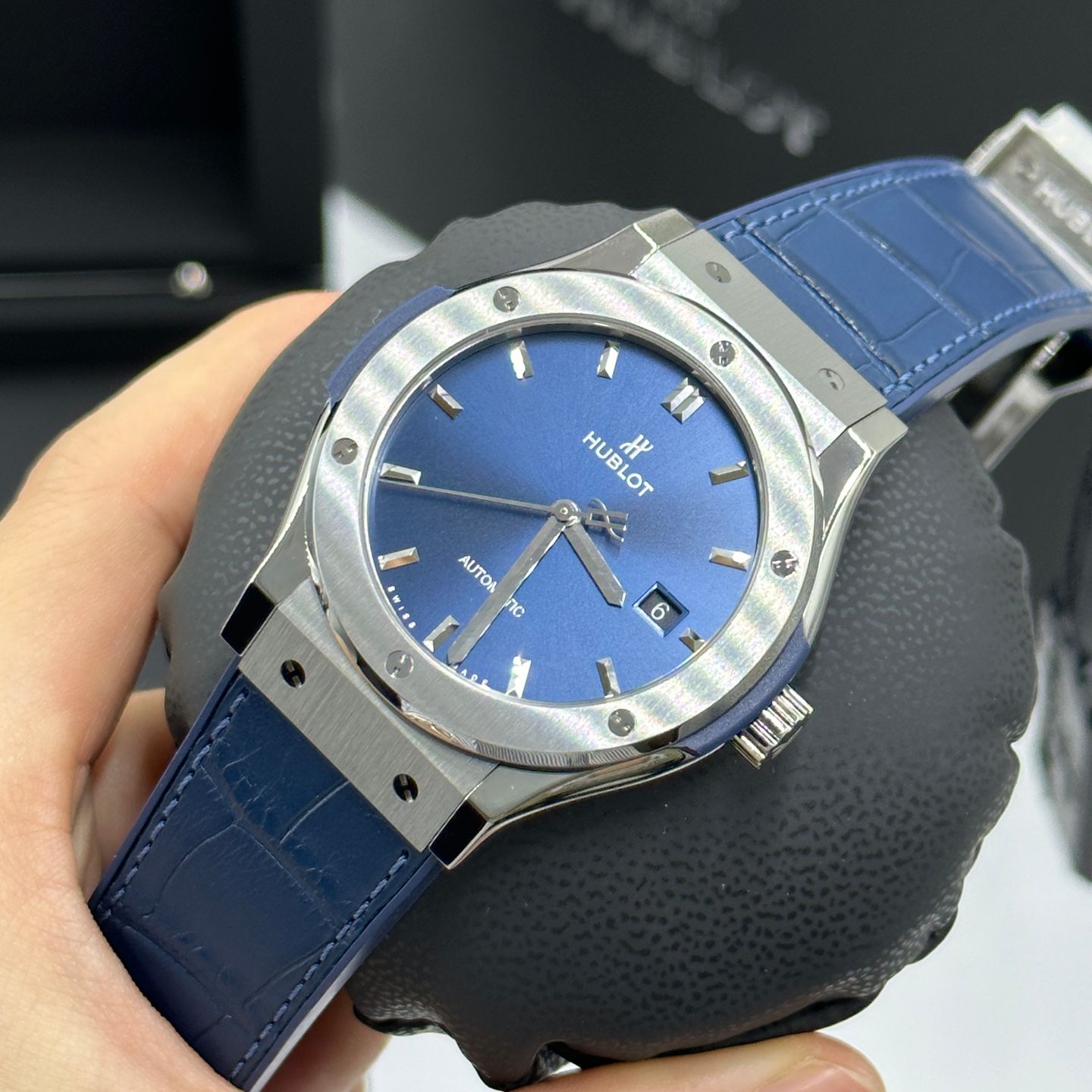 Hublot Classic Fusion Blue 542.NX.7170.LR (2024) - Blauw wijzerplaat 42mm Titanium (3/8)