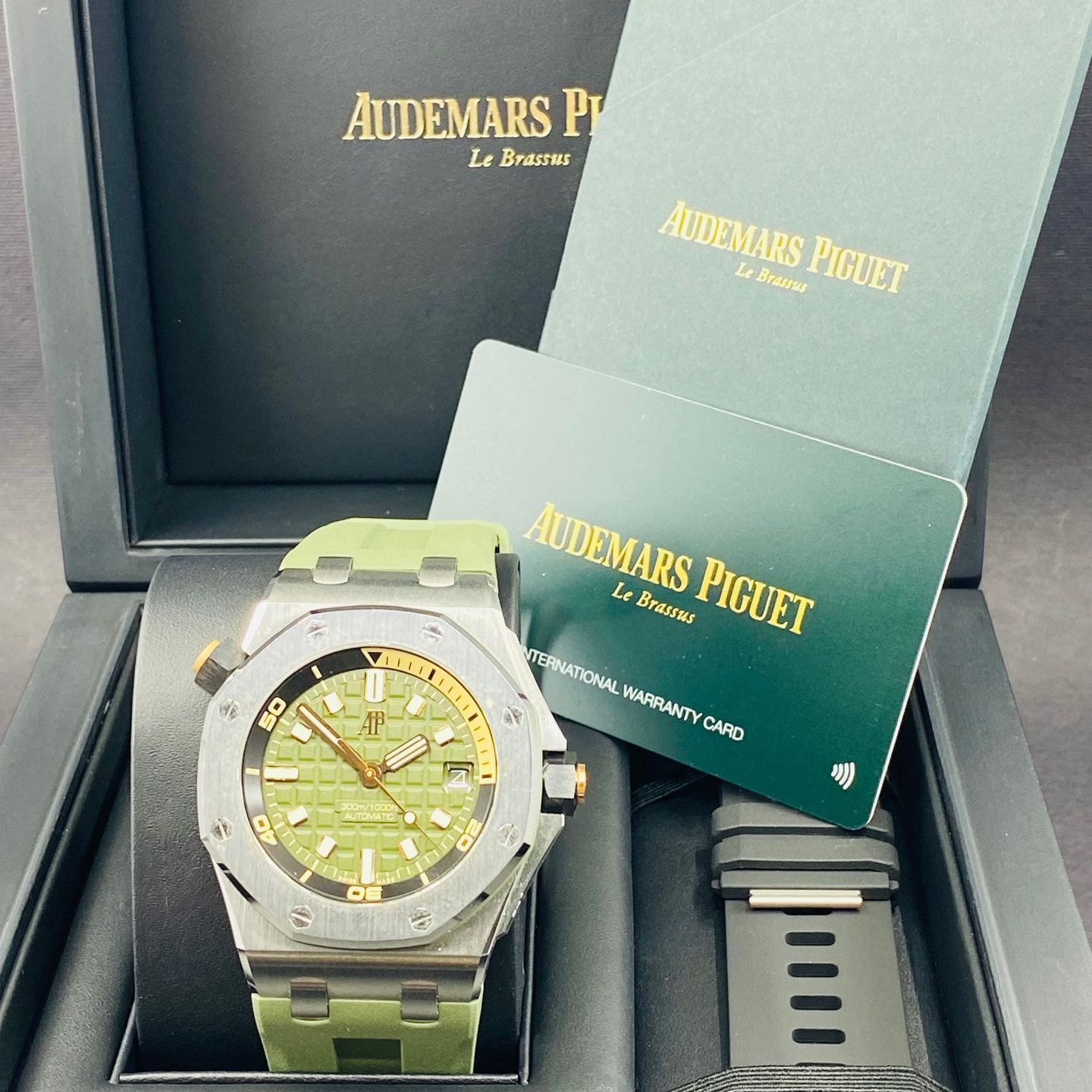 Audemars Piguet Royal Oak Offshore Diver 15720ST.OO.A052CA.01 (2022) - Green dial 42 mm Steel case (7/8)