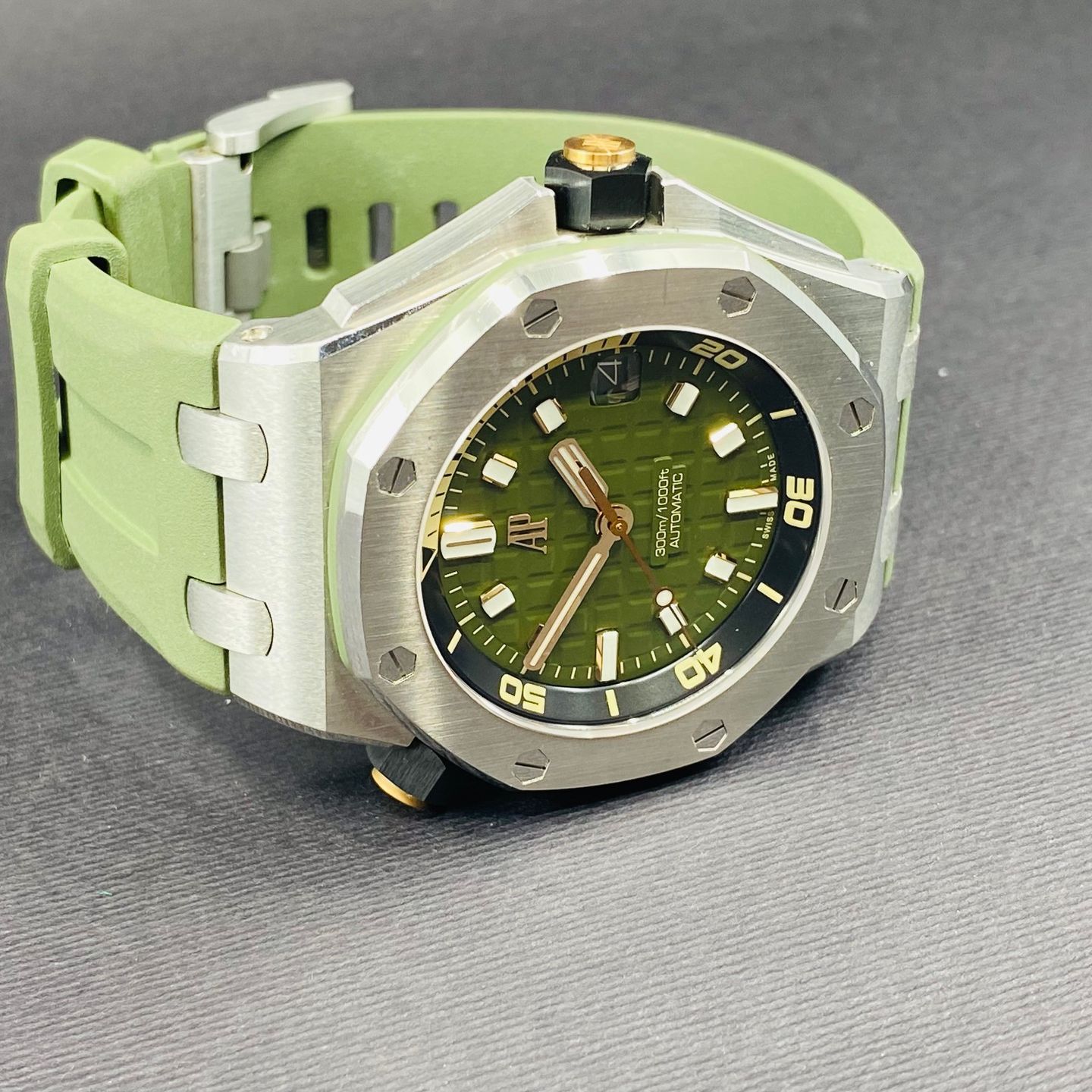 Audemars Piguet Royal Oak Offshore Diver 15720ST.OO.A052CA.01 (2022) - Green dial 42 mm Steel case (3/8)