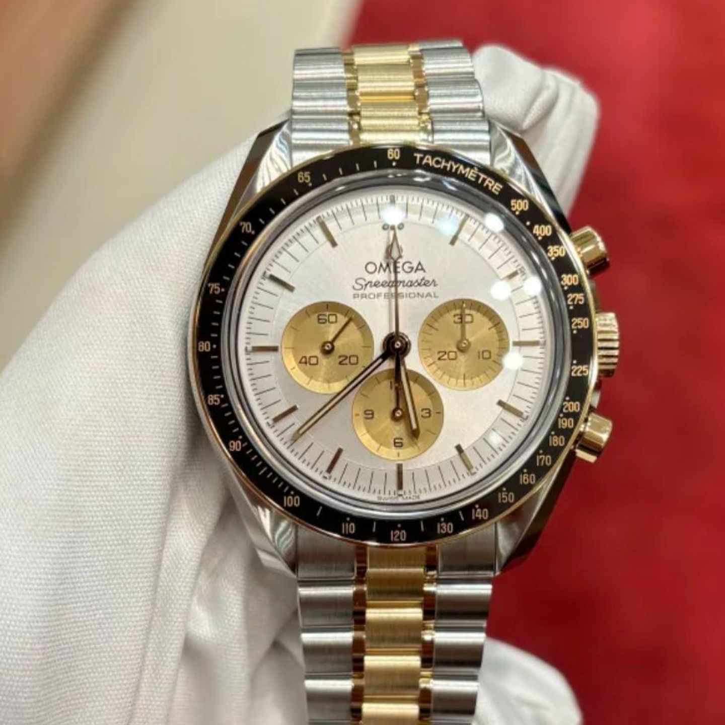 Omega Speedmaster Professional Moonwatch 310.20.42.50.02.001 (2024) - Silver dial 42 mm Gold/Steel case (2/3)