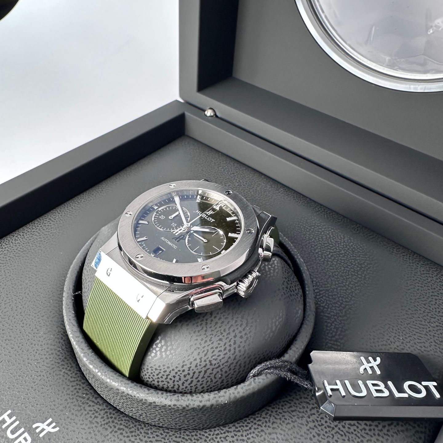 Hublot Classic Fusion Chronograph 541.NX.8970.RX (2024) - Green dial 42 mm Titanium case (2/8)