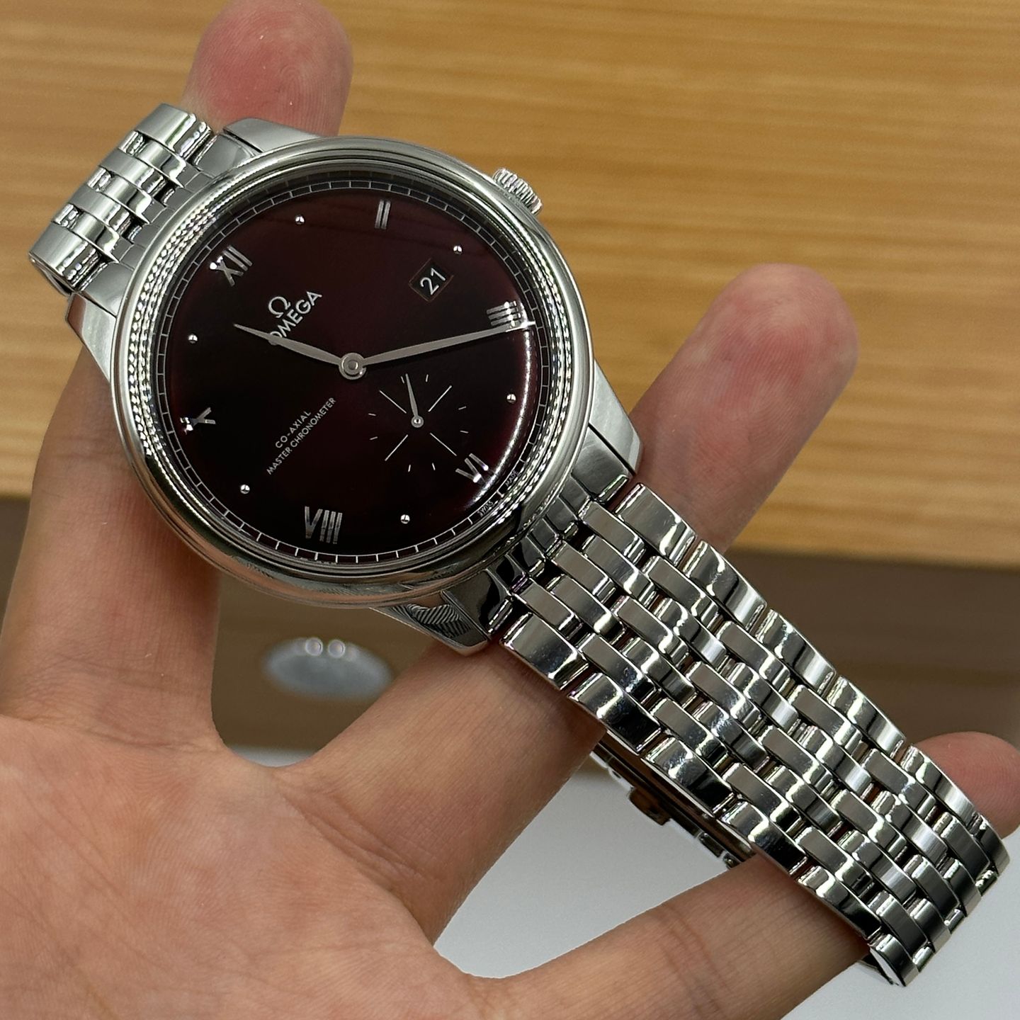 Omega De Ville Prestige 434.10.41.20.11.001 (2024) - Rood wijzerplaat 41mm Staal (7/8)