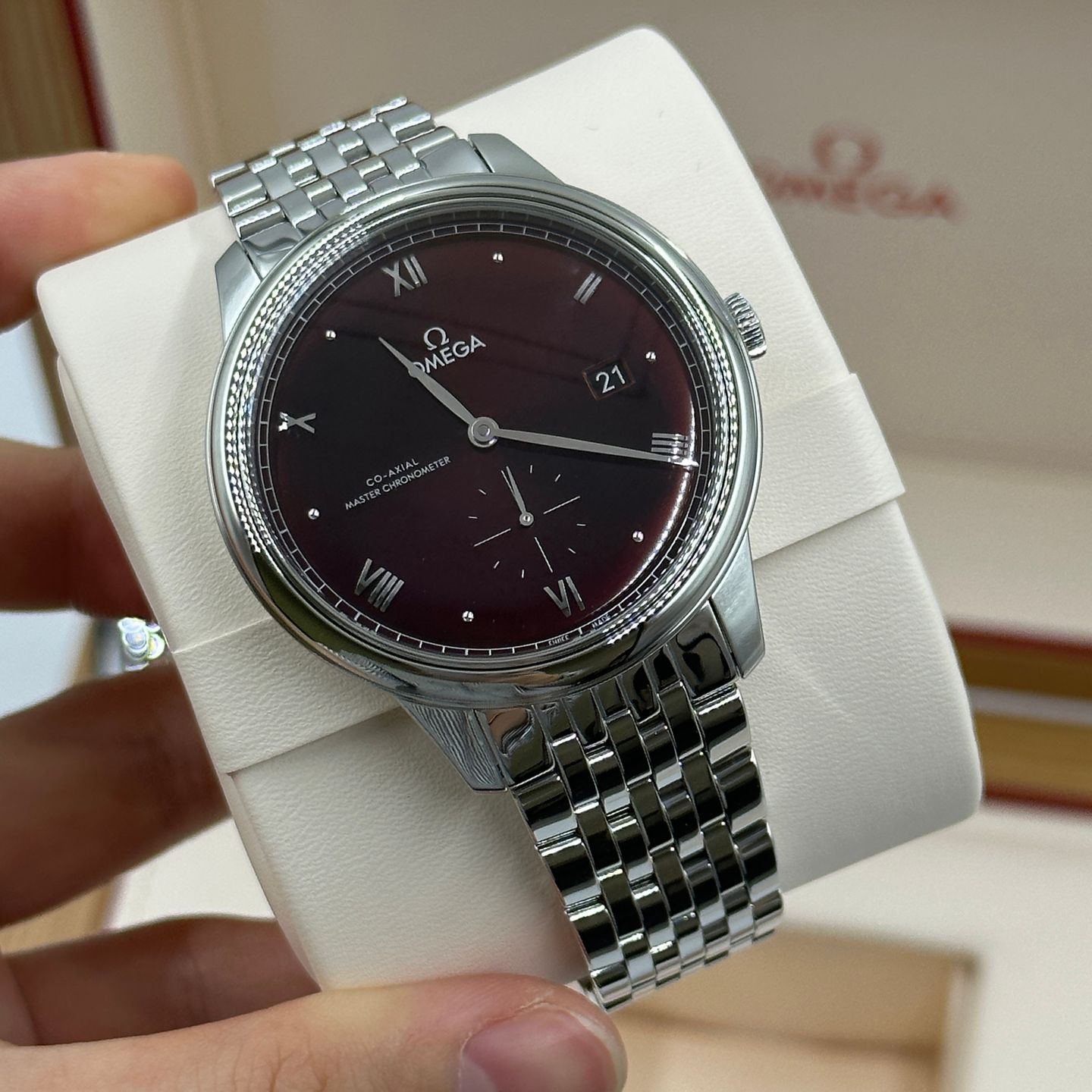 Omega De Ville Prestige 434.10.41.20.11.001 (2024) - Red dial 41 mm Steel case (4/8)