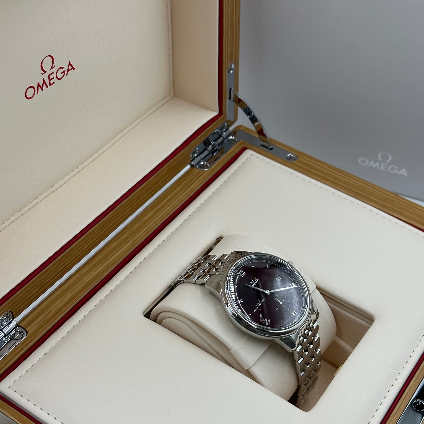 Omega De Ville Prestige 434.10.41.20.11.001 (2024) - Red dial 41 mm Steel case (2/8)