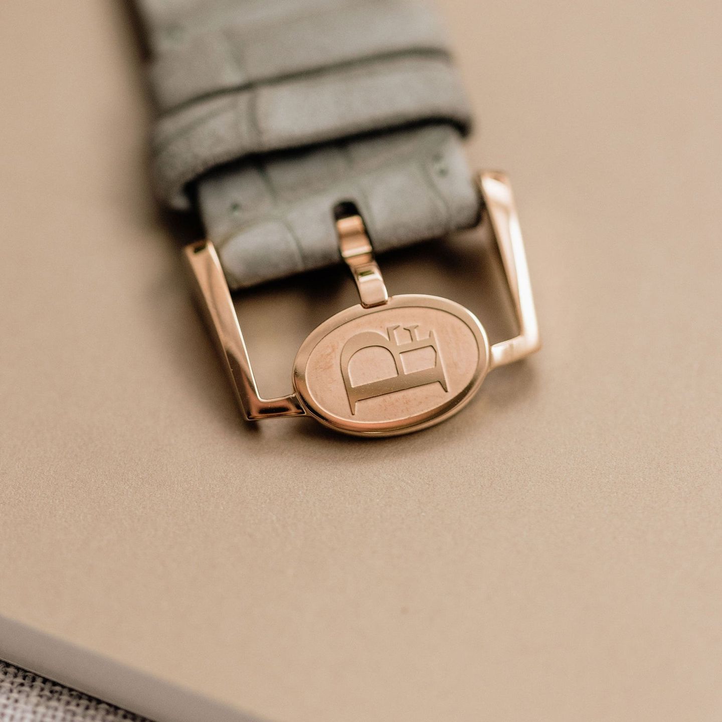 Parmigiani Fleurier Toric PFC940-2010001-300181-EN (2024) - Silver dial 40 mm Rose Gold case (2/5)