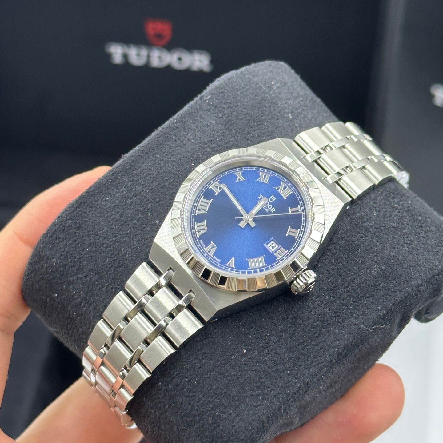 Tudor Royal 28300 (2024) - Blue dial 28 mm Steel case (3/8)