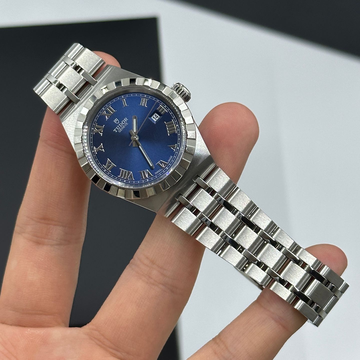 Tudor Royal 28300 (2024) - Blauw wijzerplaat 28mm Staal (7/8)