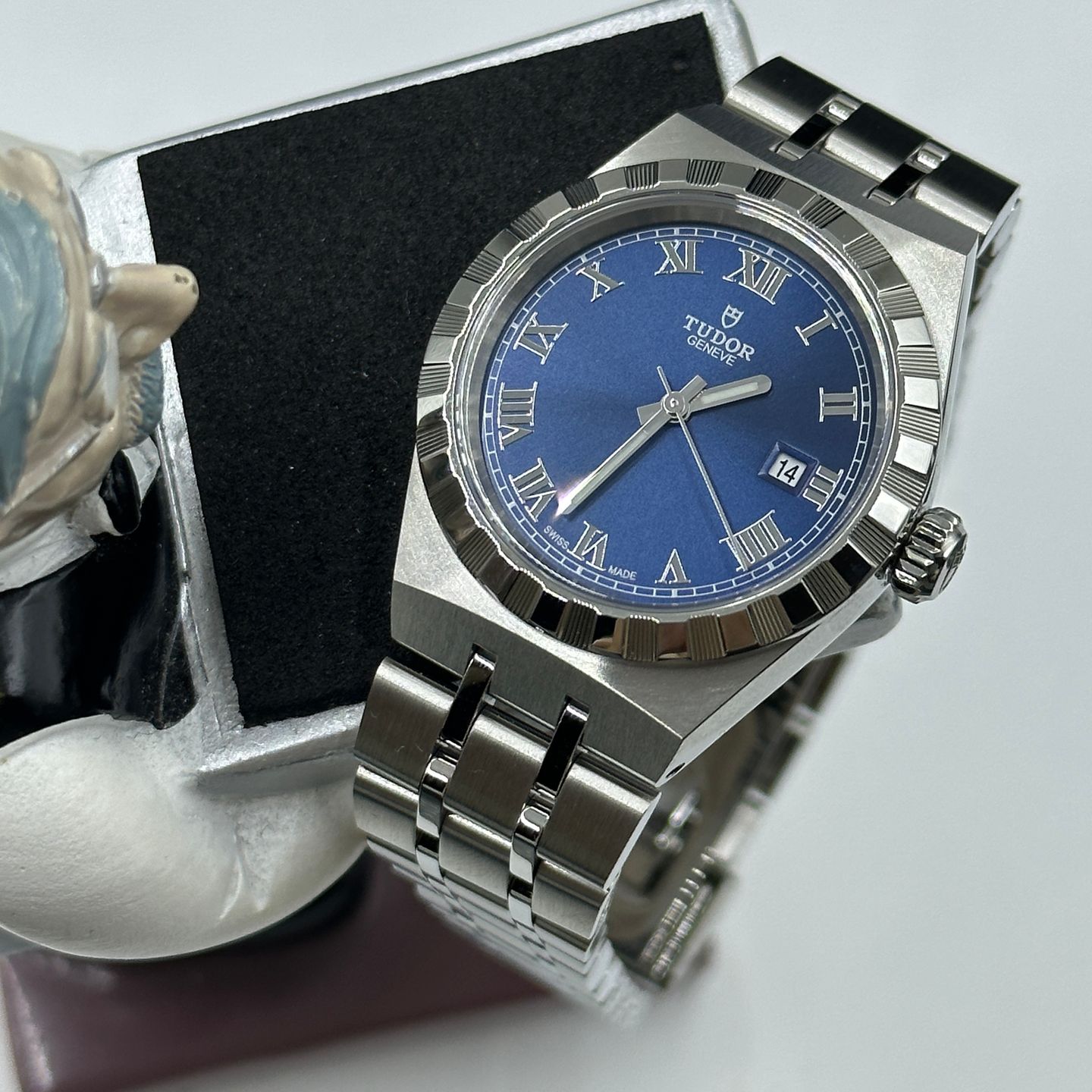 Tudor Royal 28300 (2024) - Blauw wijzerplaat 28mm Staal (1/8)