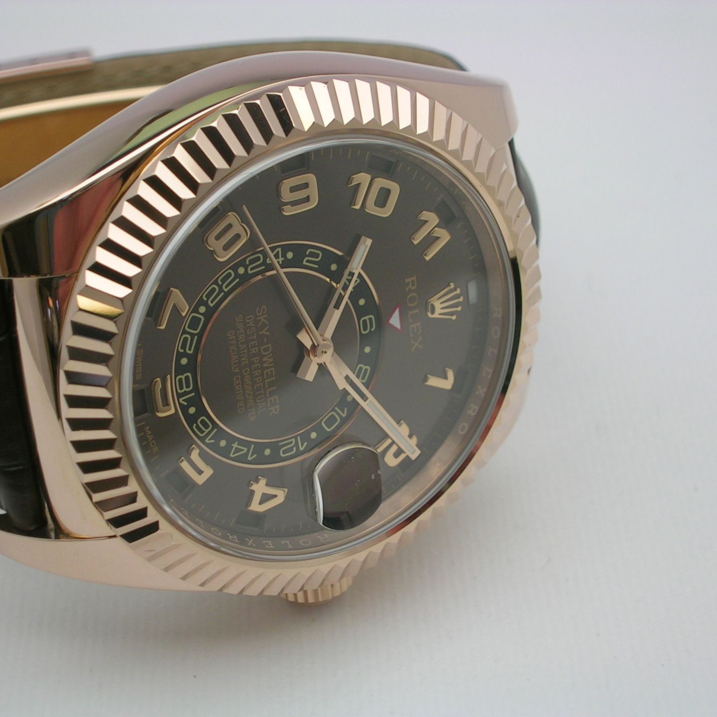 Rolex Sky-Dweller 326135 (2014) - Brown dial 42 mm Rose Gold case (2/7)