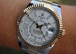 Rolex Sky-Dweller 326933 (2023) - Wit wijzerplaat 42mm Goud/Staal