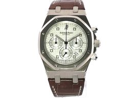 Audemars Piguet Royal Oak Chronograph 26022BC.OO.D002CR.01 (2010) - Zilver wijzerplaat 39mm Witgoud