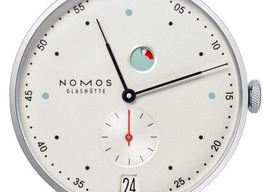 NOMOS Metro Datum Gangreserve 1101 -