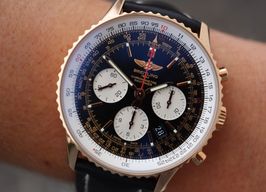 Breitling Navitimer 01 RB012012/BA49 (2024) - Zwart wijzerplaat 43mm Roodgoud