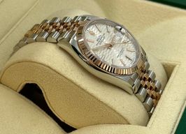 Rolex Datejust 126231 SILVER FLUTED JUB (2024) - Silver dial 40 mm Gold/Steel case