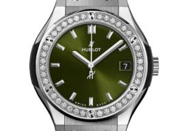 Hublot Classic Fusion Quartz 581.NX.8970.LR.1104 (2023) - Green dial 33 mm Titanium case