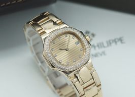 Patek Philippe Nautilus 4700/54 (1991) - Champagne dial 27 mm Yellow Gold case
