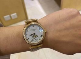 Patek Philippe Complications 7121J-001 (2025) - 33mm Geelgoud