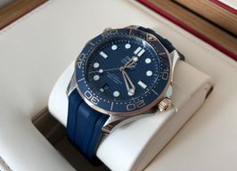 Omega Seamaster Diver 300 M 210.22.42.20.03.002 (2024) - Blauw wijzerplaat 42mm Goud/Staal