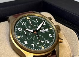 IWC Pilot Spitfire Chronograph IW387902 (2022) - Groen wijzerplaat 41mm Brons