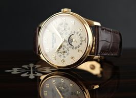 Patek Philippe Perpetual Calendar 5327J (2018) - Wit wijzerplaat 39mm Geelgoud