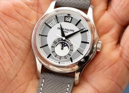 Patek Philippe Annual Calendar 5205G-001 (Onbekend (willekeurig serienummer)) - Grijs wijzerplaat 40mm Witgoud