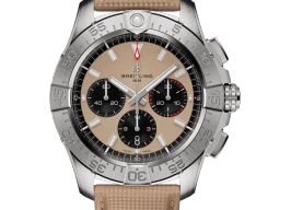 Breitling Avenger AB0147101A1X1 (2026) - Beige wijzerplaat 44mm Staal