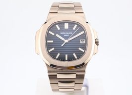 Patek Philippe Nautilus 5811/1G-001 (2023) - Blauw wijzerplaat 41mm Witgoud