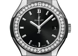 Hublot Classic Fusion Quartz 581.NX.1470.RX.1104 (2024) - Zwart wijzerplaat 33mm Titanium