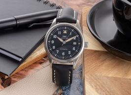 IWC Pilot IW326803 (Onbekend (willekeurig serienummer)) - Zwart wijzerplaat 39mm Staal