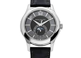 Patek Philippe Annual Calendar 5205G-010 (Onbekend (willekeurig serienummer)) - Zwart wijzerplaat 40mm Witgoud