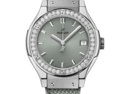 Hublot Classic Fusion 581.NX.891G.NR.1104 (2026) - Green dial 33 mm Titanium case