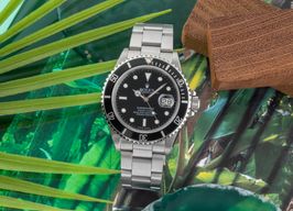 Rolex Submariner Date 168000 (Onbekend (willekeurig serienummer)) - Zwart wijzerplaat 40mm Staal