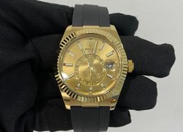 Rolex Sky-Dweller 326238 (2022) - Black dial 42 mm Yellow Gold case