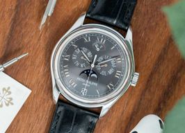 Patek Philippe Annual Calendar 5056P (2004) - Grijs wijzerplaat 37mm Platina