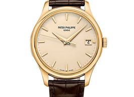 Patek Philippe Calatrava 5227J-001 (Onbekend (willekeurig serienummer)) - Champagne wijzerplaat 39mm Geelgoud