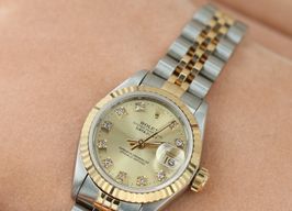Rolex Lady-Datejust 69173 (Onbekend (willekeurig serienummer)) - Champagne wijzerplaat 26mm Goud/Staal