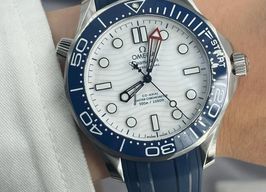 Omega Seamaster Diver 300 M 210.32.42.20.04.002 WHITE RUBBER (2024) - Wit wijzerplaat 42mm Staal