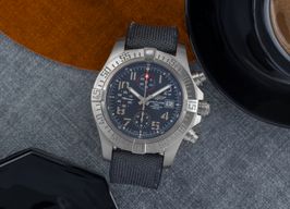 Breitling Avenger Bandit E1338310/M534 (Onbekend (willekeurig serienummer)) - Grijs wijzerplaat 45mm Titanium