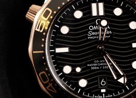Omega Seamaster Diver 300 M 210.22.42.20.01.002 (2022) - Black dial 42 mm Red Gold case