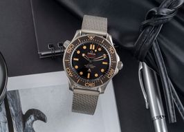 Omega Seamaster Diver 300 M 210.90.42.20.01.001 (Onbekend (willekeurig serienummer)) - Bruin wijzerplaat 42mm Titanium